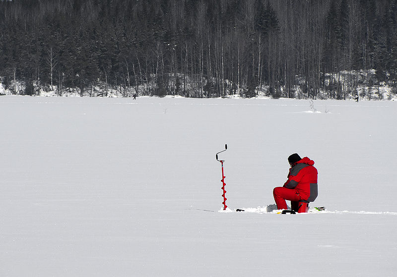 Tiedosto:800px-Ice fishing on Lake Saimaa.jpg